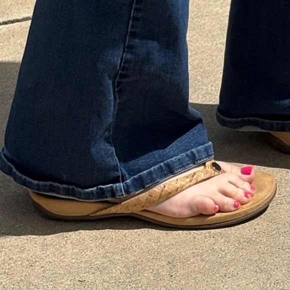 Vionic Mona Cork/Gold Flip Flops sz 9 Versatile
Quality Functional Lightweight - Picture 2 of 13